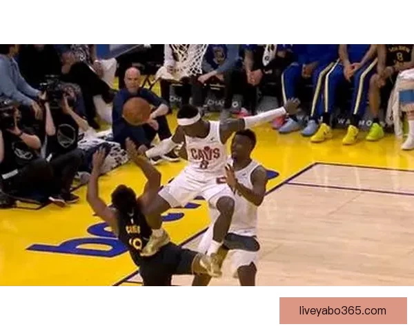 施罗德飞踹克莱尔引发争议 被判一级恶意犯规遭裁判严厉处罚